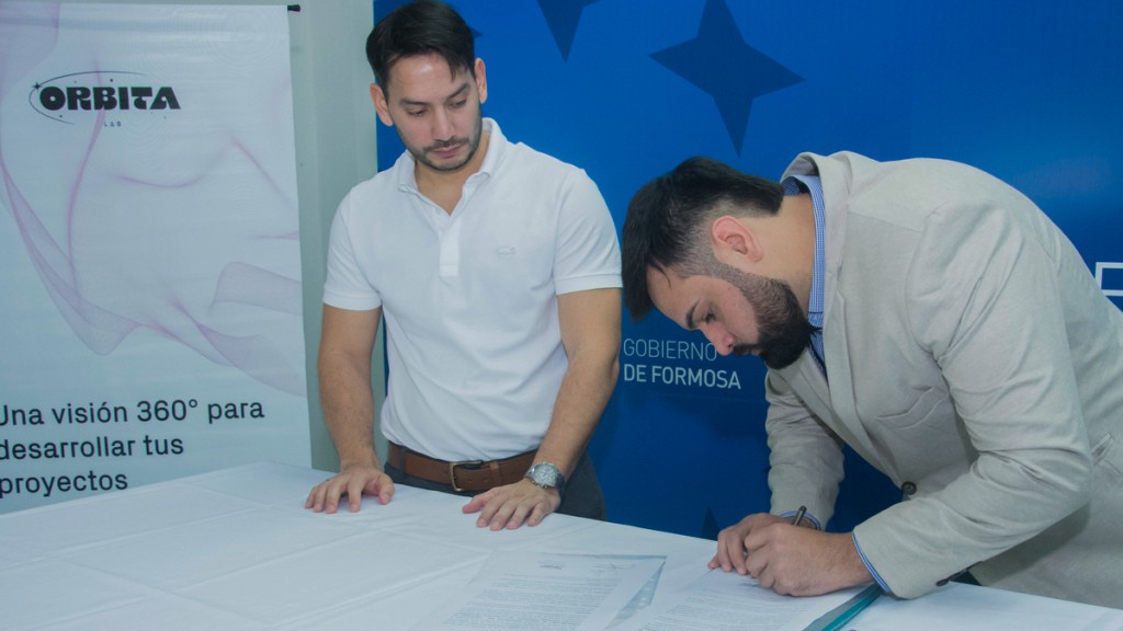 Firma de acuerdo para capacitaciones en inteligencia artificial