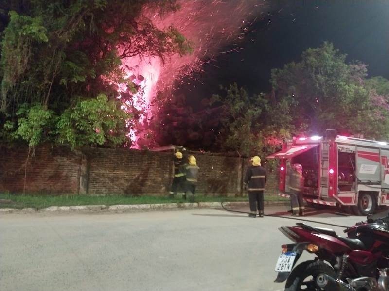 El Cuerpo de Bomberos extinguió incendio de rollizos en la fábrica de Unitán