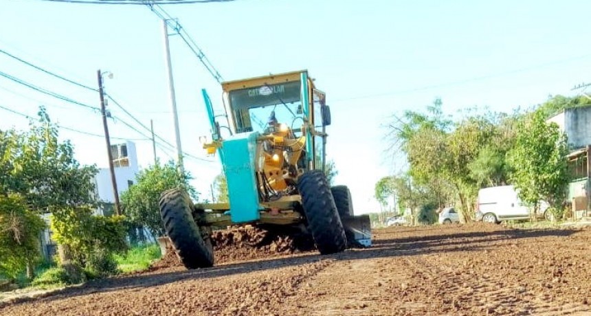 Enripiado y mantenimiento de calles encabezaron la agenda comunal del lunes