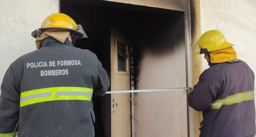 Bomberos extinguieron incendio en un depósito del viejo Hospital Piloto