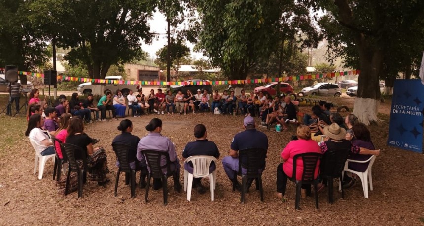 La Secretaría de la Mujer organizó un conversatorio placero en Mojón de Fierro