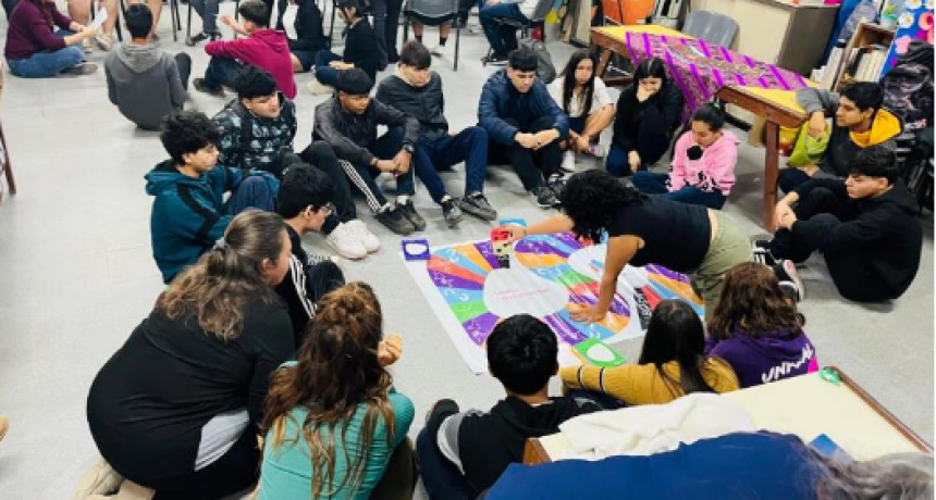 El centro de salud del barrio Liborsi brindó un taller de prevención del suicidio en la EPES N°57