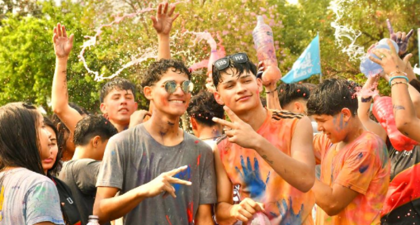 “Guerra de colores”: adolescentes de colegios secundarios celebraron la semana del estudiante en el playón municipal