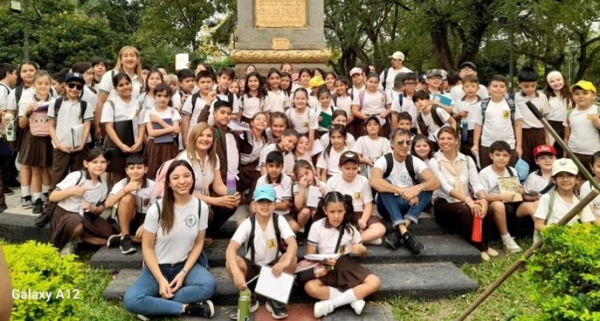 Alumnos del Instituto San Francisco de Asís realizaron un recorrido urbano y cultural por la ciudad