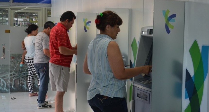 Con el pago a jubilados y pensionados, comienzan a abonar haberes