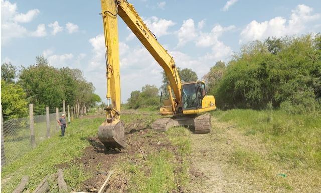 El cuneteo y mantenimiento de arterias encabezó la agenda comunal del lunes