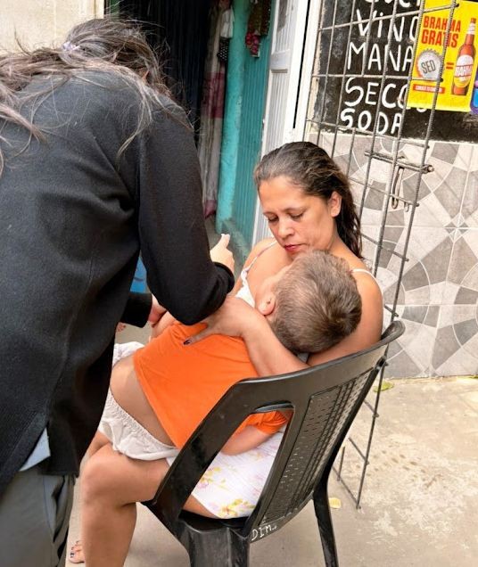 El centro de salud “María Luisa Espinoza” continúa vacunando a los vecinos en sus casas