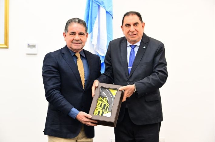 Jofré hizo entrega de la Bandera Oficial de la ciudad al Concejo Deliberante
