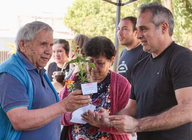 En el Centro Cívico N°2 “La Casa del Vecino” se realizaron entregas de plantines a vecinos y vecinas.