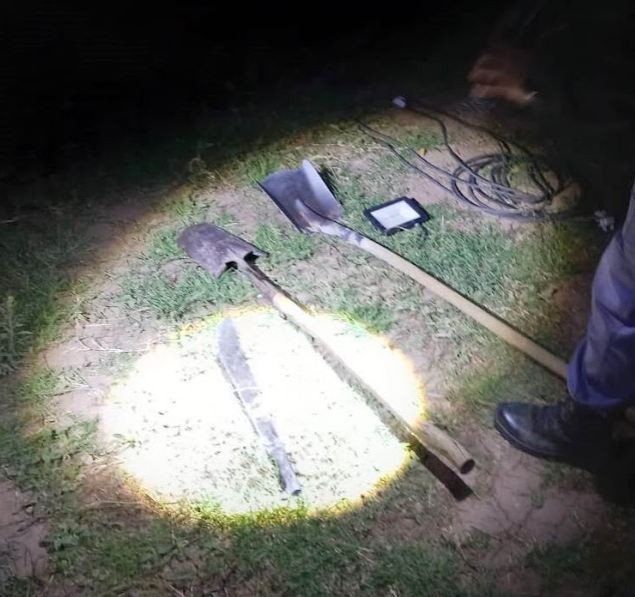 La Policía detuvo a dos sujetos, retuvo a un menor, secuestró dos motos y varias herramientas