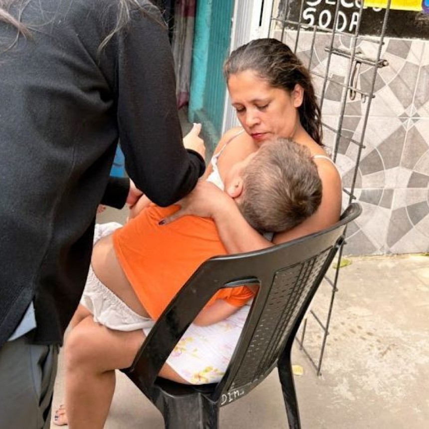 El centro de salud “María Luisa Espinoza” continúa vacunando a los vecinos en sus casas