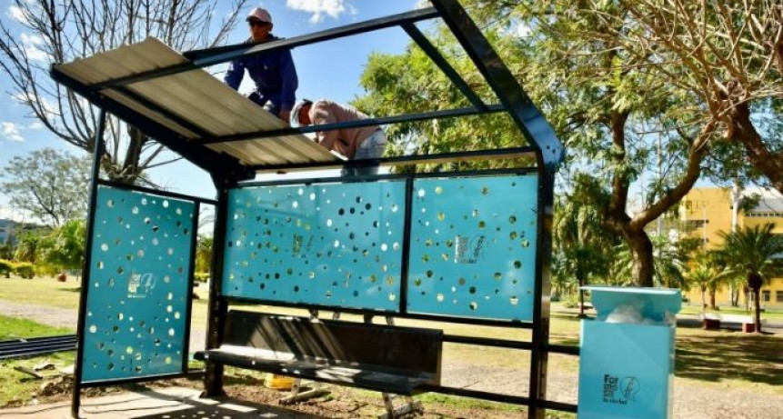 El Municipio está colocando nuevas garitas y amplió el sistema de pago en colectivos