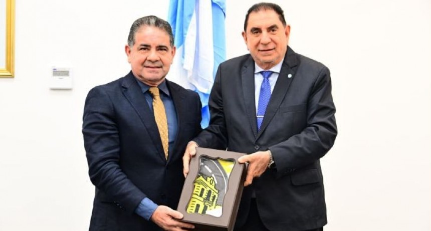 Jofré hizo entrega de la Bandera Oficial de la ciudad al Concejo Deliberante