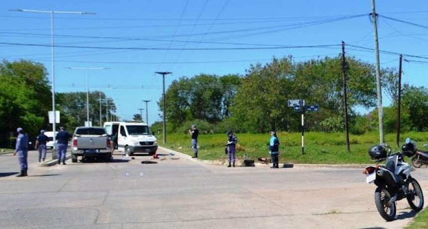 Una motociclista murió tras una colisión con una camioneta