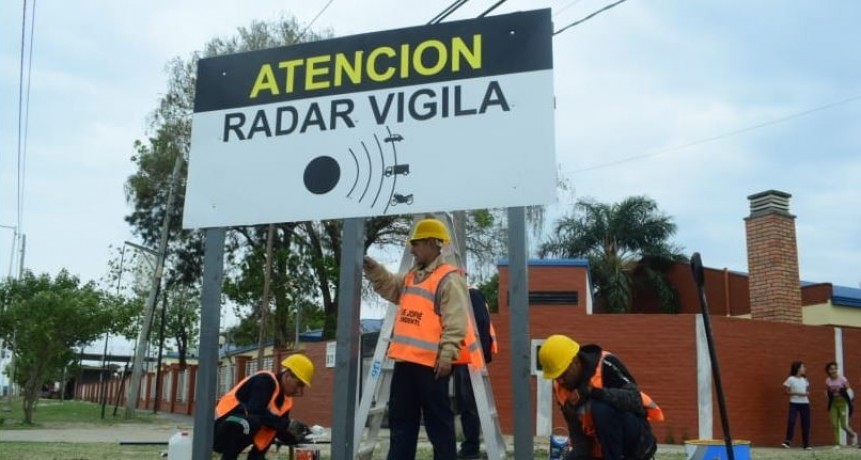 La Municipalidad instala carteles señalizadores de radares en la ciudad