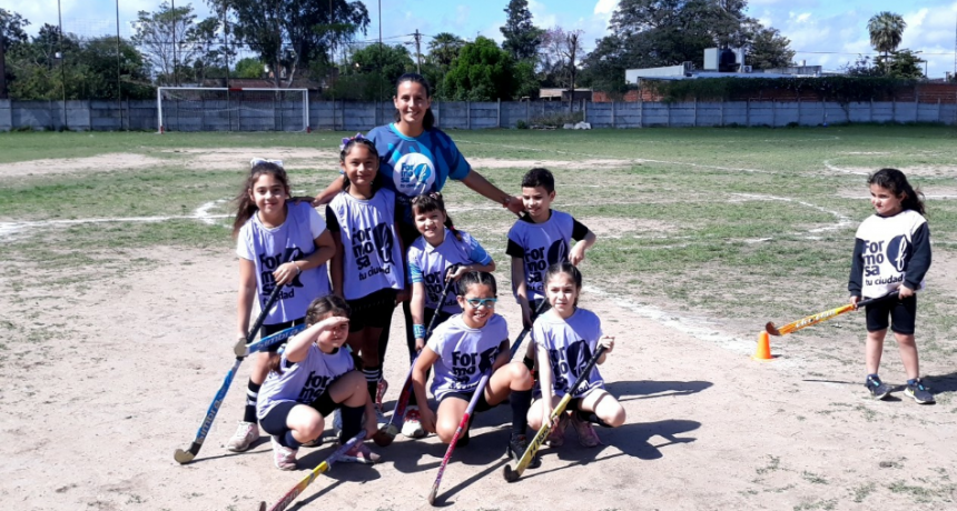 El equipo de la Escuela Municipal de Hockey Infantil participó de un gran encuentro deportivo en el Club AME