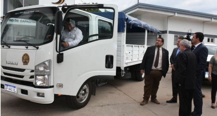 Importante equipamiento automotor fue entregado a la Dirección Provincial de Vialidad
