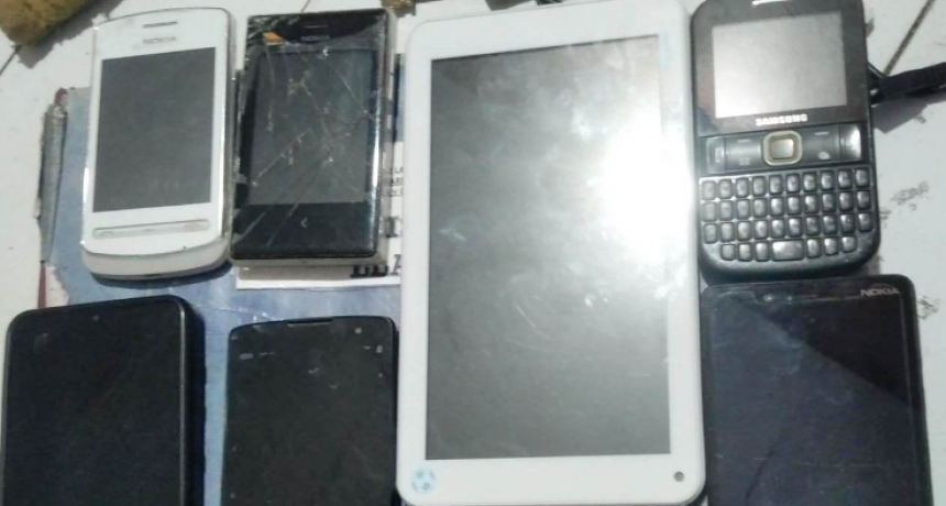 Retuvieron a un adolescente con seis teléfonos celulares y una tablet denunciados como sustraídos