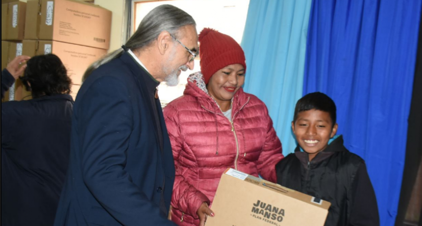 Entregaron más de 400 netbooks a estudiantes de la EIB del barrio Namqom