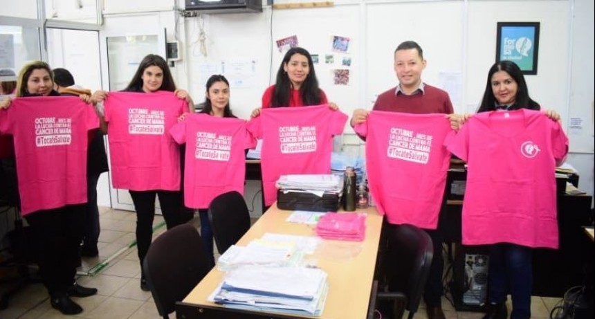 El Municipio entregó remeras rosas a trabajadoras comunales para concientizar sobre el cáncer de mama