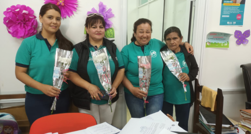 Día de la Madre: Entregaron flores a madres de las distintas dependencias municipales