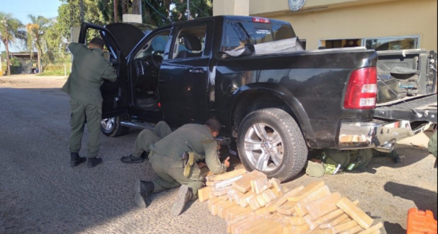 Detectan 121 kilos de marihuana en un doble fondo de una camioneta