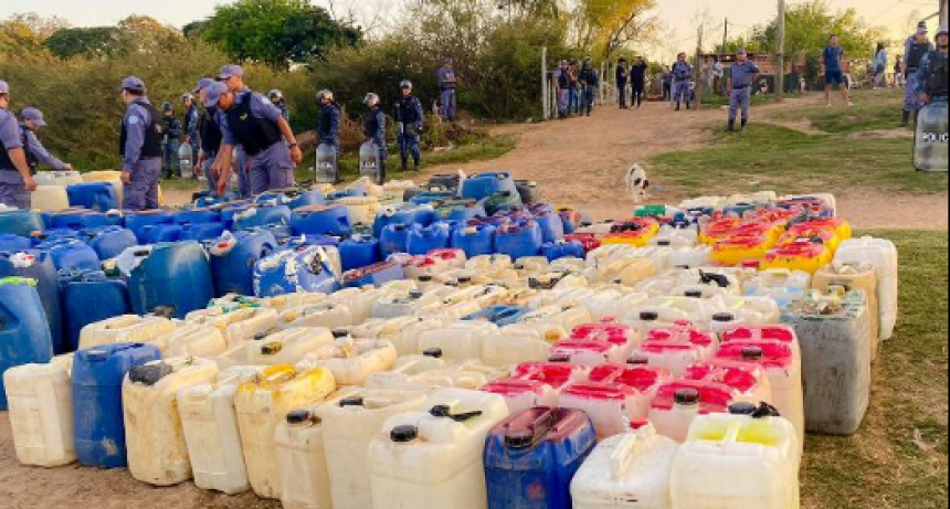 En otro allanamiento la Policía secuestró 350 litros de combustible y 245 bidones