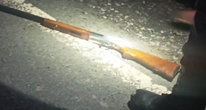 Detuvieron a un hombre que portaba arma blanca y de fuego