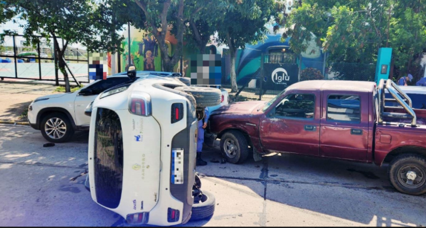 Un automóvil volcó tras la colisión con una camioneta en pleno centro