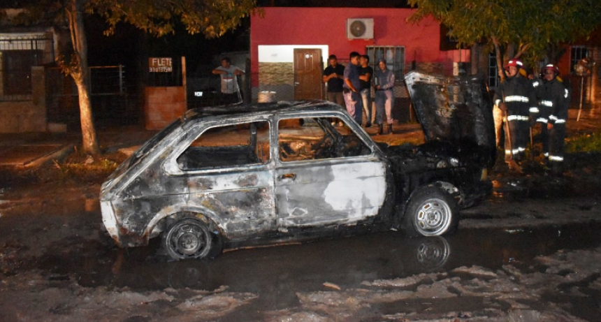 Bomberos sofocaron el incendio de un vehículo que llevaba varios bidones de combustible