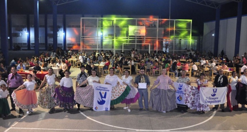 El grupo de baile de Folcklore a cargo del Profesor Diego Brunelli participarón del Festival del Camalote en el Escuela N° 268