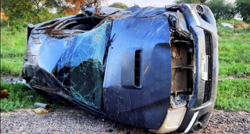 Un hombre murió horas después de volcar y salir despedido de su camioneta