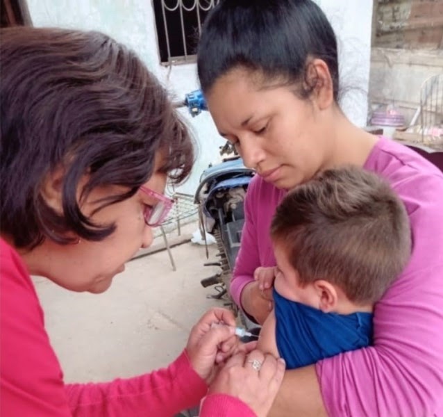Vacunación COVID-19 y antigripal casa por casa en la zona sur de la ciudad
