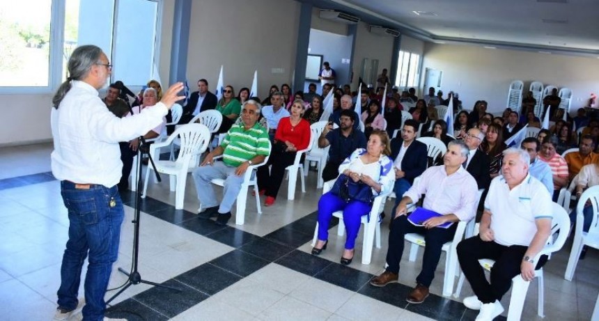 En el marco de la campaña electoral, Basterra participó de un encuentro con referentes de UDA y CGT