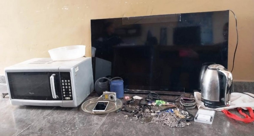 Un hombre y una mujer fueron aprehendidos por robar objetos de una vivienda del barrio Lote 110