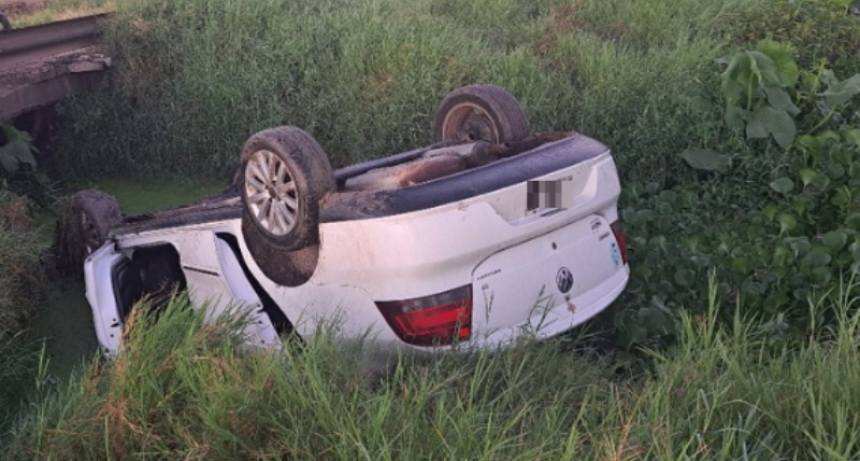 Perdió el control de su auto y volcó en el puente del barrio San Andrés