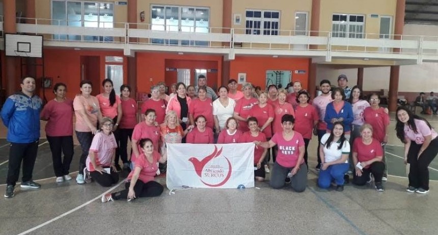 Por el Mes Rosa, en los gimnasios terapéuticos se desarrollaron charlas sobre la prevención del cáncer de mamas