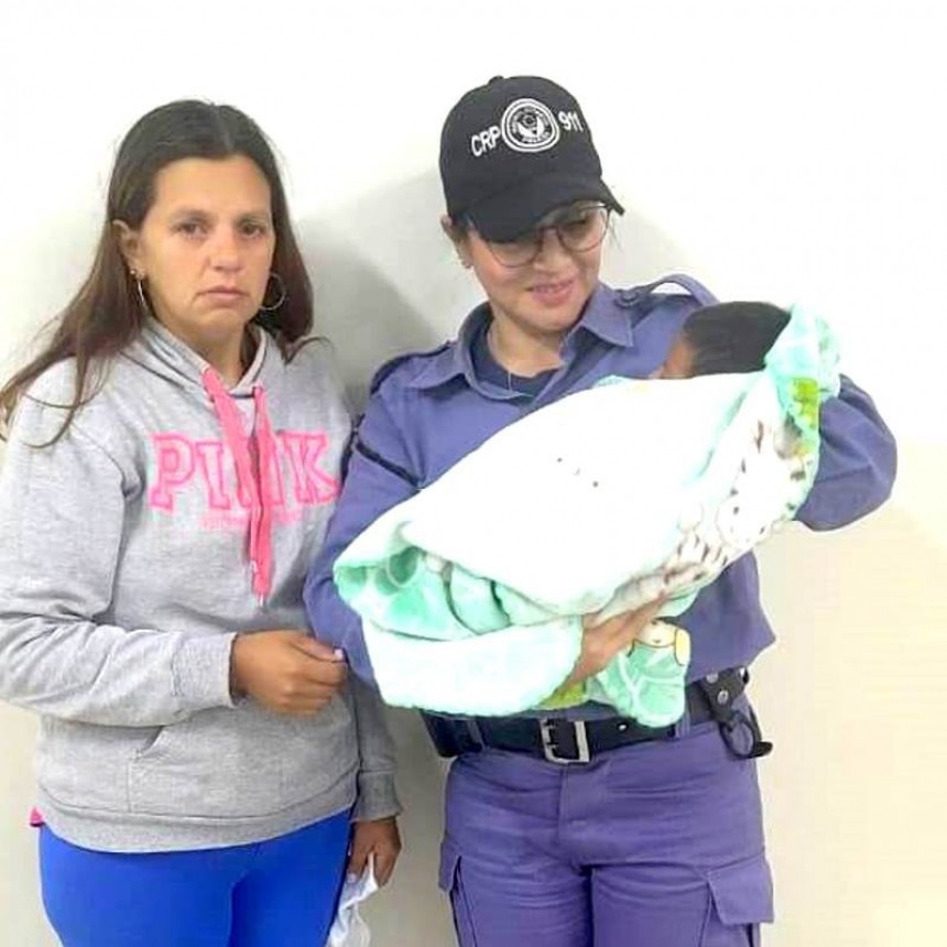 Una mujer policía le salvo la vida a una bebé con maniobras de RCP