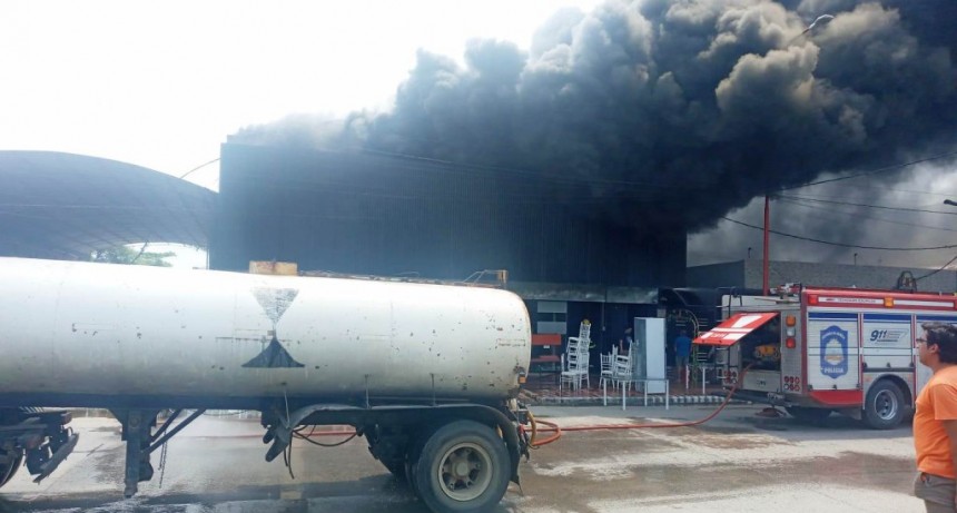 Un incendio de grandes proporciones en un local de eventos causó cuantiosos daños materiales en Clorinda