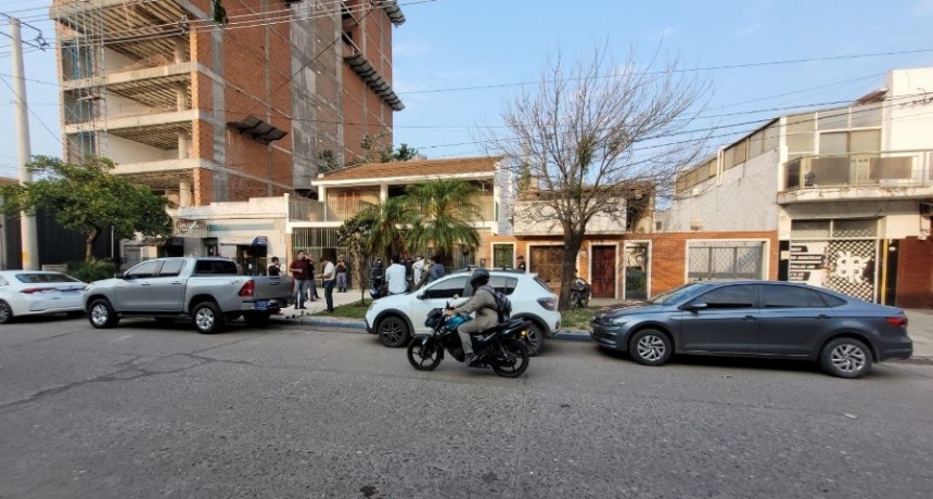 Albañiles hallaron restos óseos humanos en el patio de una vivienda