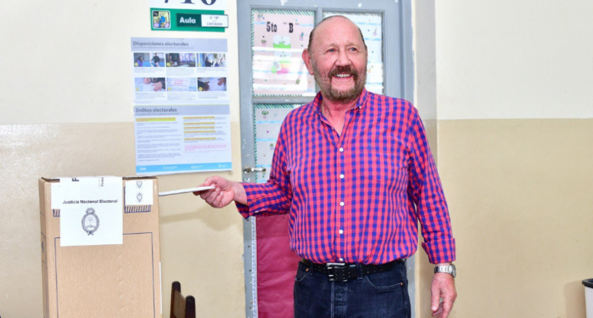 Gildo Insfrán votó en Laguna Blanca: “La democracia volverá a triunfar contra la violencia y el odio”
