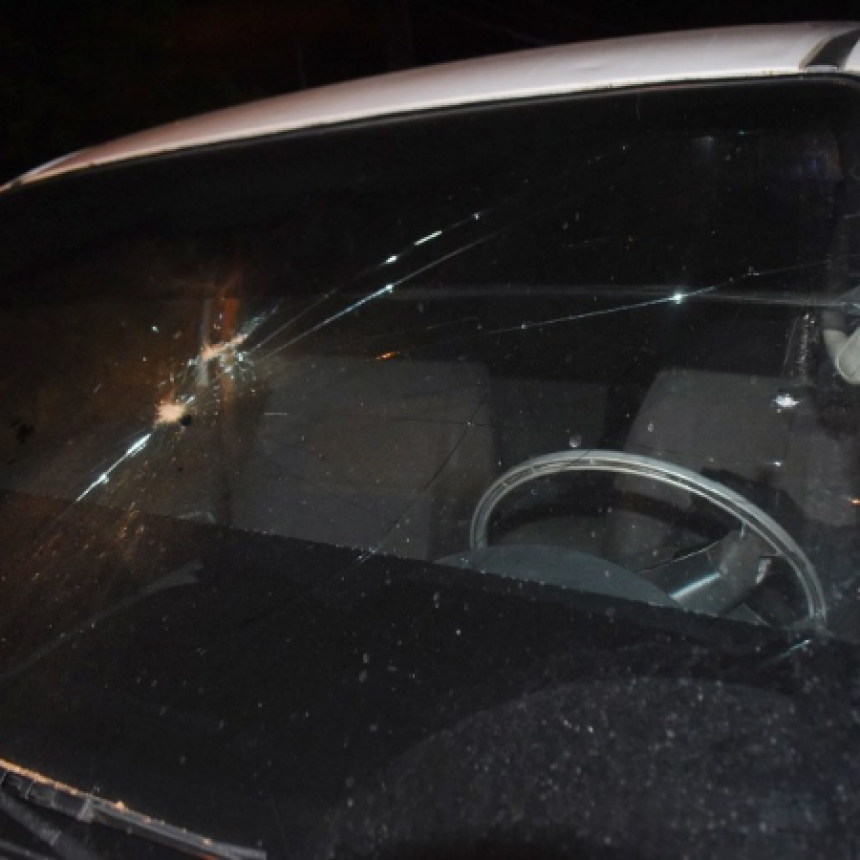 Inadaptados dañaron una patrulla policial en el Simón Bolívar