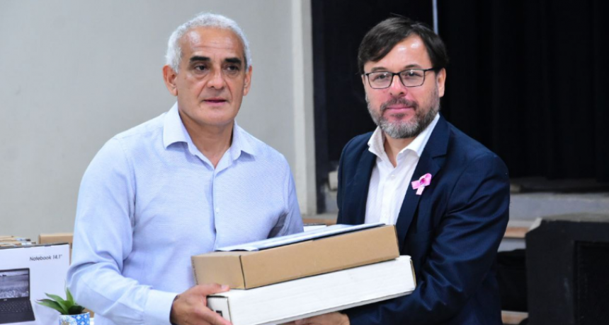 La Dirección de Educación Superior entregó equipos informáticos a institutos del Nivel Superior