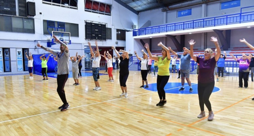 Realzan la importancia de los gimnasios terapéuticos gratuitos para los adultos mayores