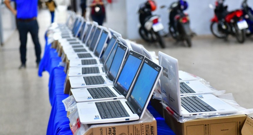 Entregaron netbooks a estudiantes secundarios