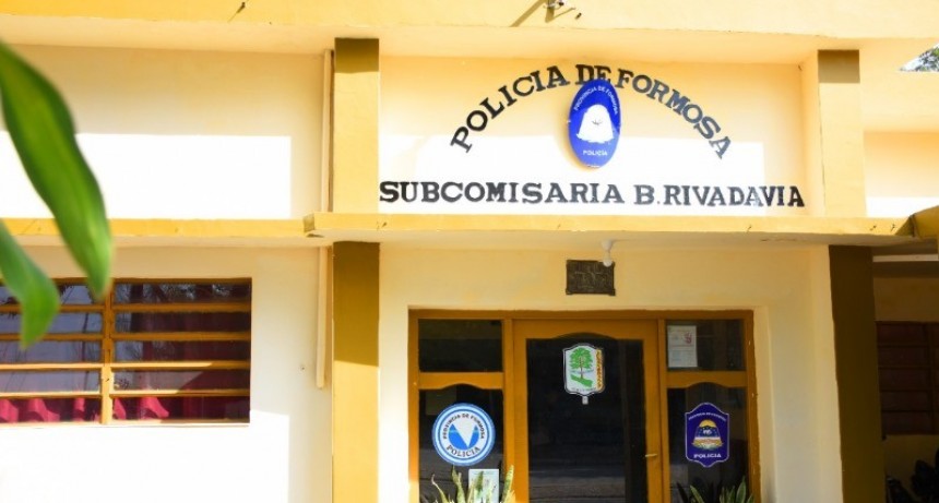 Policías rescataron a una mujer que no podía salir por sus propios medios de una laguna