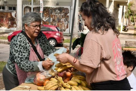 El Municipio ofrece bolsones saludables con frutas, verduras y ofertas especiales