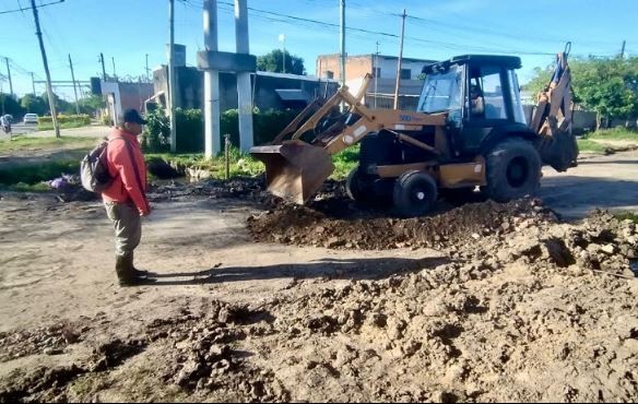El Municipio profundizó este miércoles el mantenimiento de calles y desagües pluviales