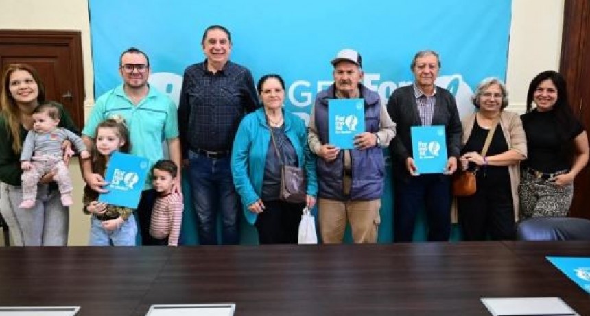 Se firmaron escrituras de terrenos que benefician a vecinos del barrio Eva Perón e Independencia