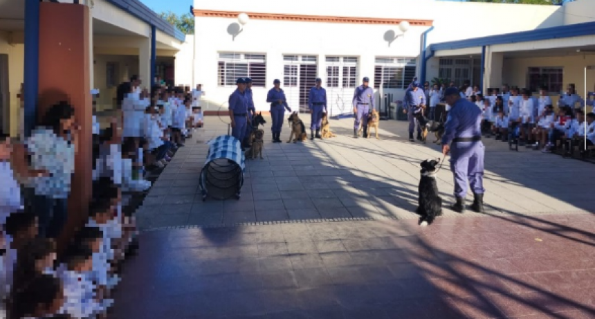 Exhibición de destreza canina cautivó a estudiantes de la EPEP 436